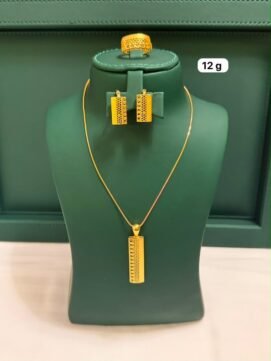 Elegant gold jewelry set with a geometric design in the form of a necklace