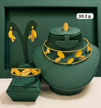 Elegant Gold Leaf Motif Jewelry Set