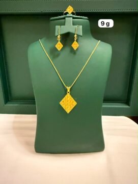 An elegant jewelry set made of gold and diamonds with a geometric design.
